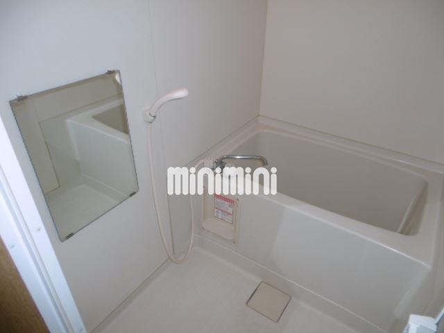 バス・シャワールーム　お風呂に鏡がついてます。