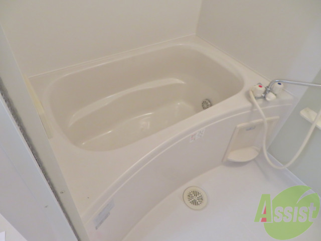 バス・シャワールーム　追焚つきで便利です！窓もあるので換気もできます