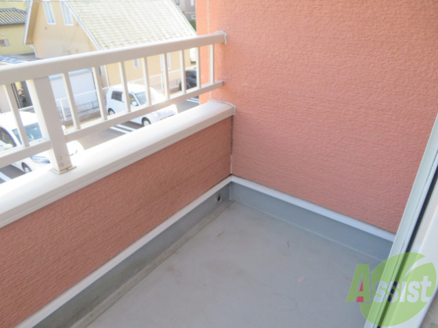 バルコニー　スペース広めで洗濯物も外干しできそうですね