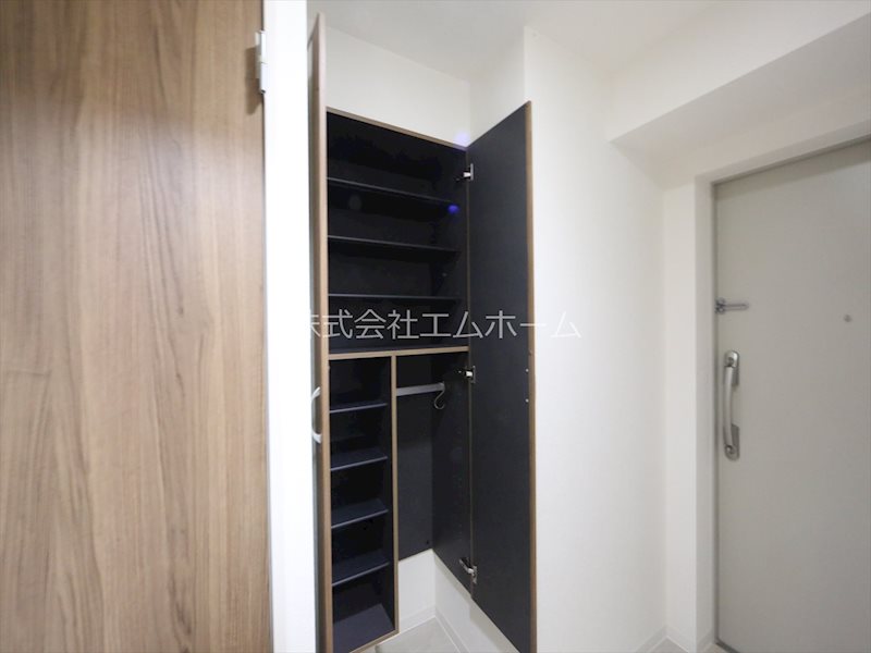 玄関　玄関　シューズボックス付（収納充実してます）