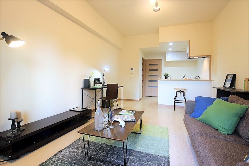 居室・リビング　縦に長く、家具の配置がしやすいお部屋。窓も大きくて明るい。