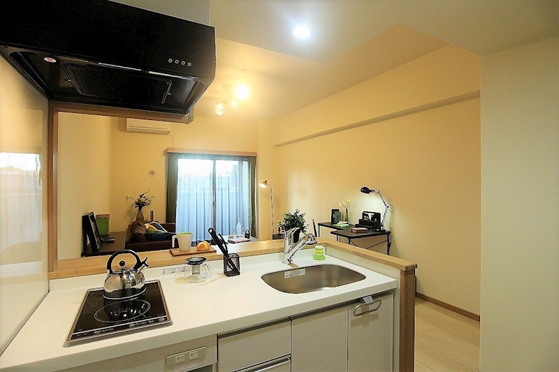 キッチン　2口のIHヒーター付きです。下にはオーブンが置けるスペース。