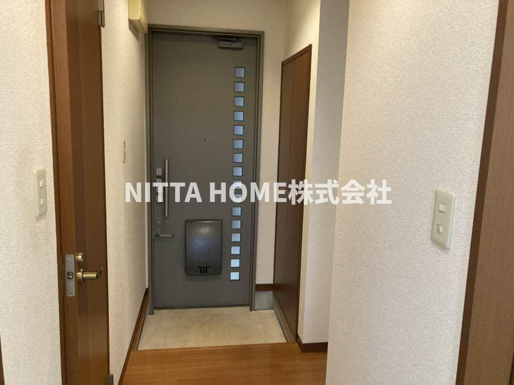 玄関　十分なスペースの玄関です●