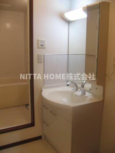 洗面設備　シャワー付き洗面台を完備！