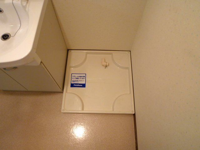 その他　脱衣場に室内洗濯機置場があります。