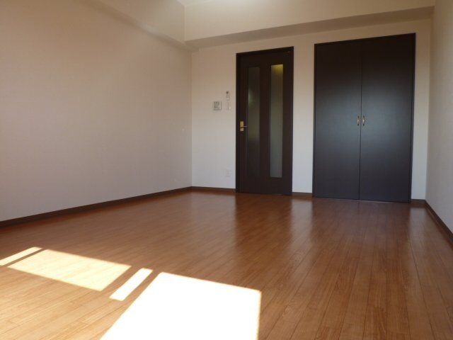 居室・リビング　洋室9.7帖と広めです。