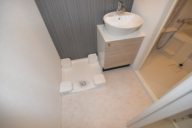 洗面設備　独立洗面台、小物を置くことができて便利です