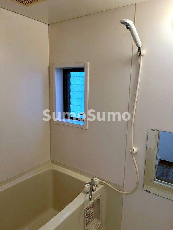 バス・シャワールーム　落ち着いた空間のお風呂です