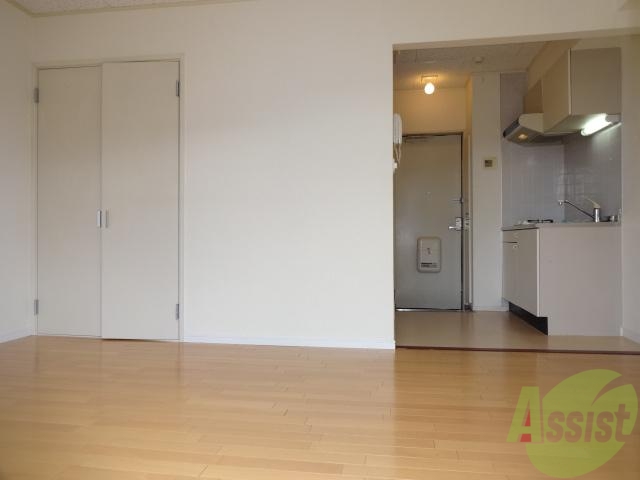 居室・リビング　全体的に汚れ傷少なくきれいです