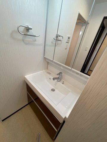 洗面設備　明るい洗面所です