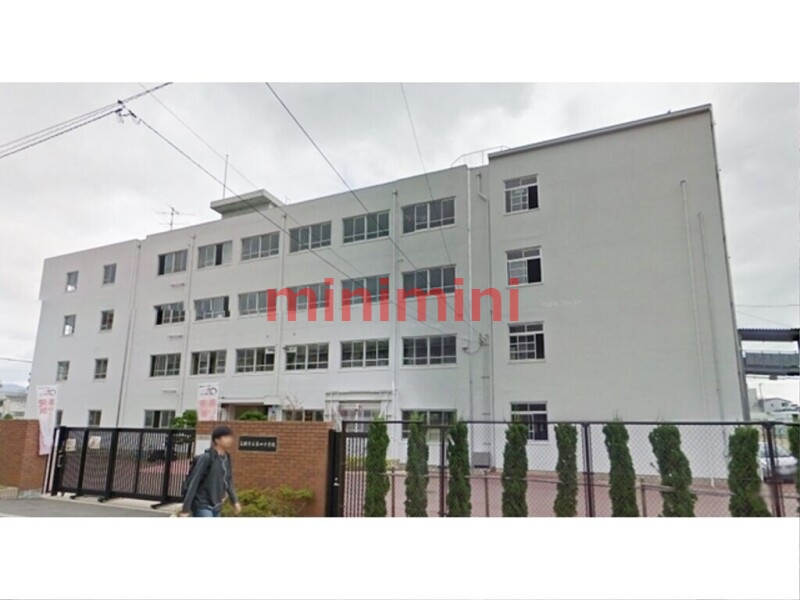 中学校　高槻市立第四中学校（中学校）まで77m