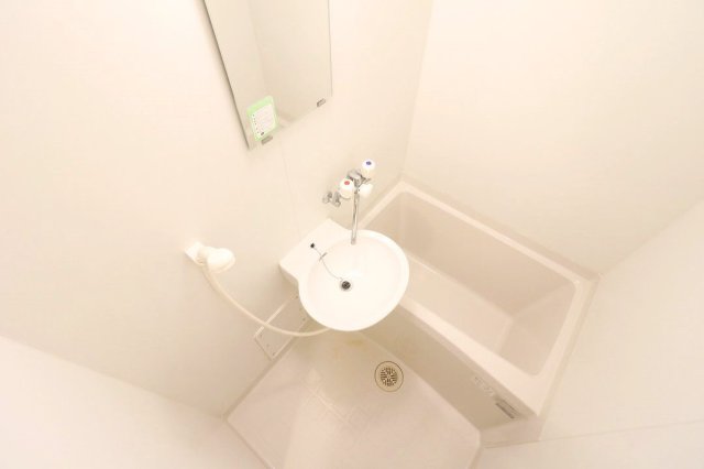 バス・シャワールーム　コンパクトで使いやすいお風呂です