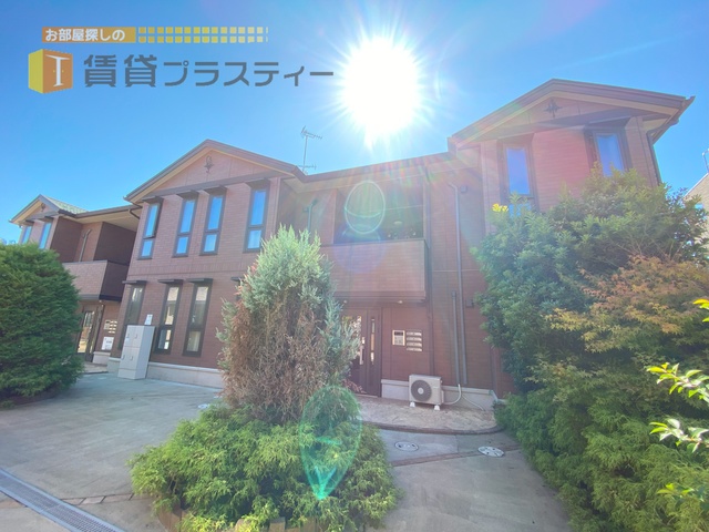 建物外観　兄弟の末っ子。敷地内の雰囲気がいい感じです