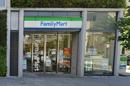 コンビニ　ファミリーマート（コンビニ）まで409m