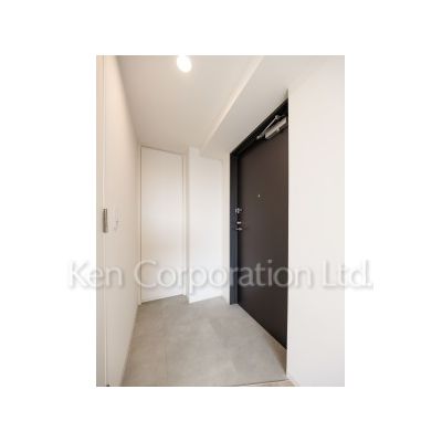 玄関　同タイプ10階のお部屋を撮影。仕様が異なることがあります。