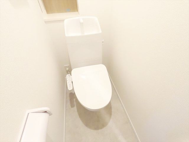 トイレ　収納棚付き、ウォシュレット付きの綺麗なトイレ