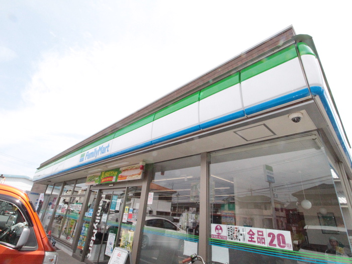 コンビニ　ファミリーマート（コンビニ）まで10m