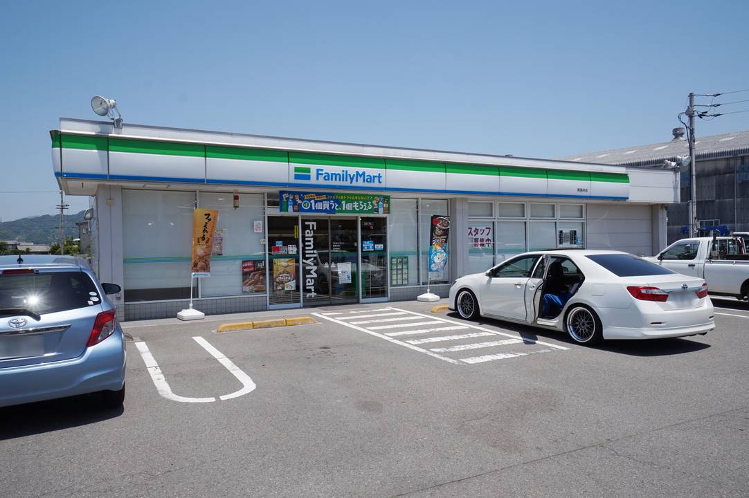 コンビニ　ファミリーマート南高井店（コンビニ）まで447m