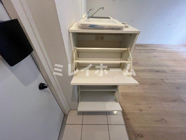 玄関　同建物内、別のお部屋の参考写真になります。