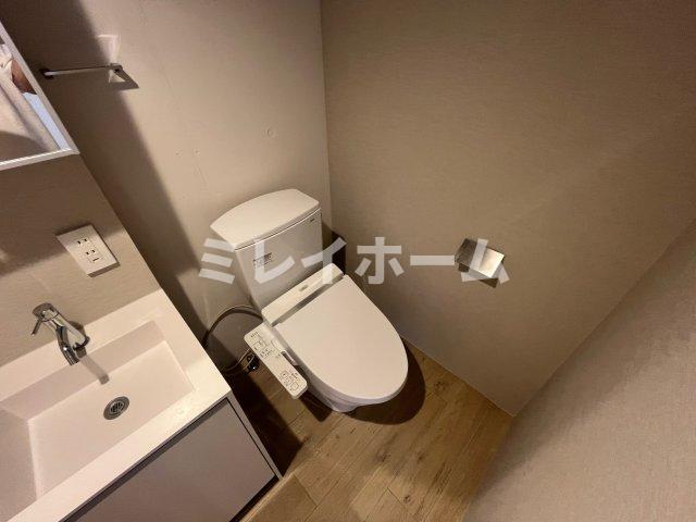 トイレ　同建物内、別のお部屋の参考写真になります。