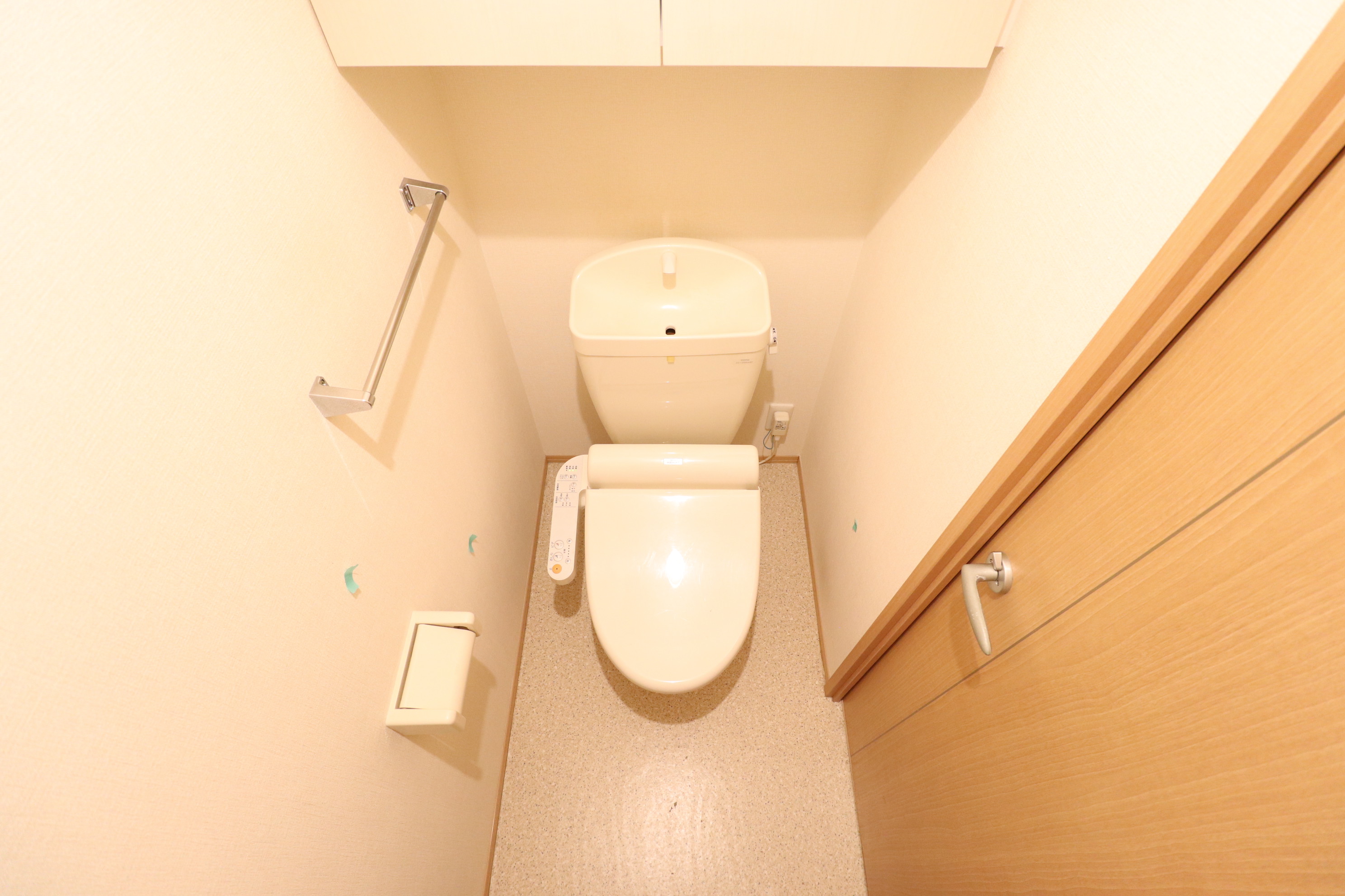 トイレ　温水洗浄暖房便座付きトイレです♪