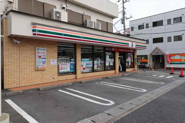 コンビニ　セブンイレブン（コンビニ）まで247m