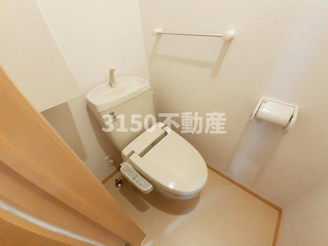 トイレ　落ち着いた色調のトイレです