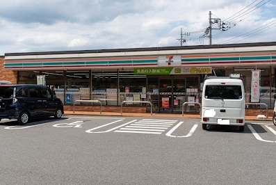 コンビニ　ファミリーマート（コンビニ）まで748m