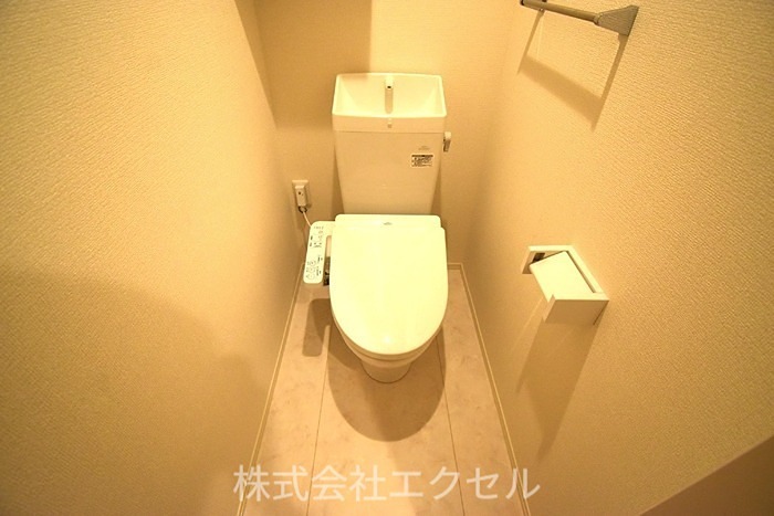 トイレ　温水洗浄便座です。