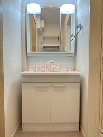 洗面設備　明るい洗面所です