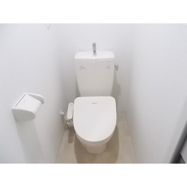 トイレ　※写真は同じマンションの違う部屋のものになります。