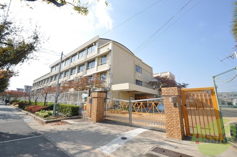 小学校　神戸市立神陵台小学校（小学校）まで768m