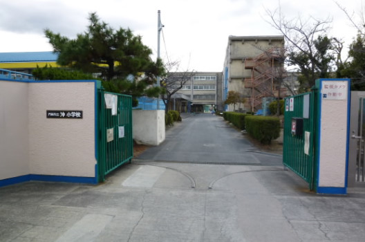 小学校　門真市立沖小学校（小学校）まで440m