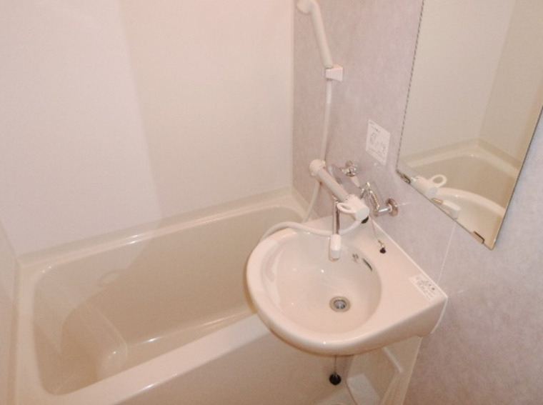 バス・シャワールーム　別部屋の画像を使用しております。