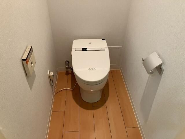トイレ　落ち着いた色調のトイレです