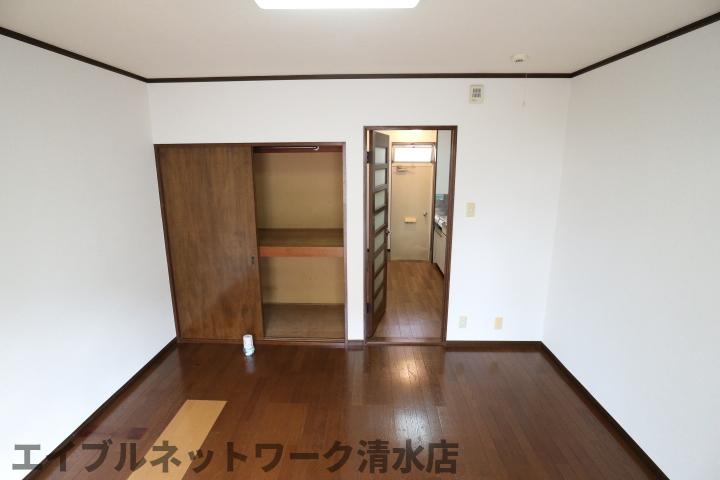 静岡鉄道静岡清水線 新清水駅 バス乗車時間：21分 最寄りバス停で下車 徒歩2分 2階建 築33年の居間写真