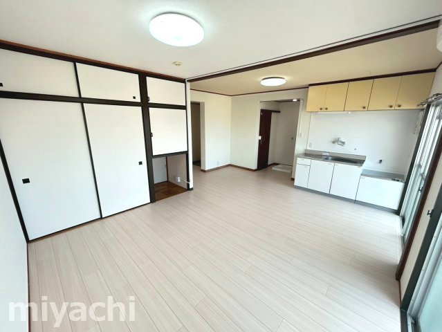 ＪＲ徳島線 蔵本駅 徒歩20分 4階建 築49年の居間写真