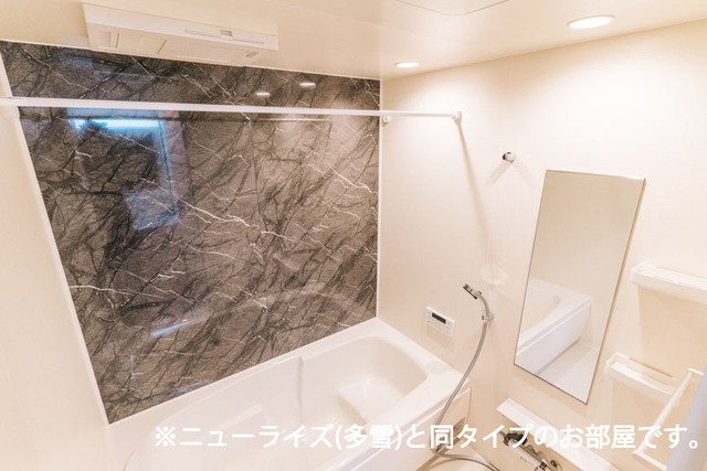 バス・シャワールーム　コンパクトで使いやすいお風呂です