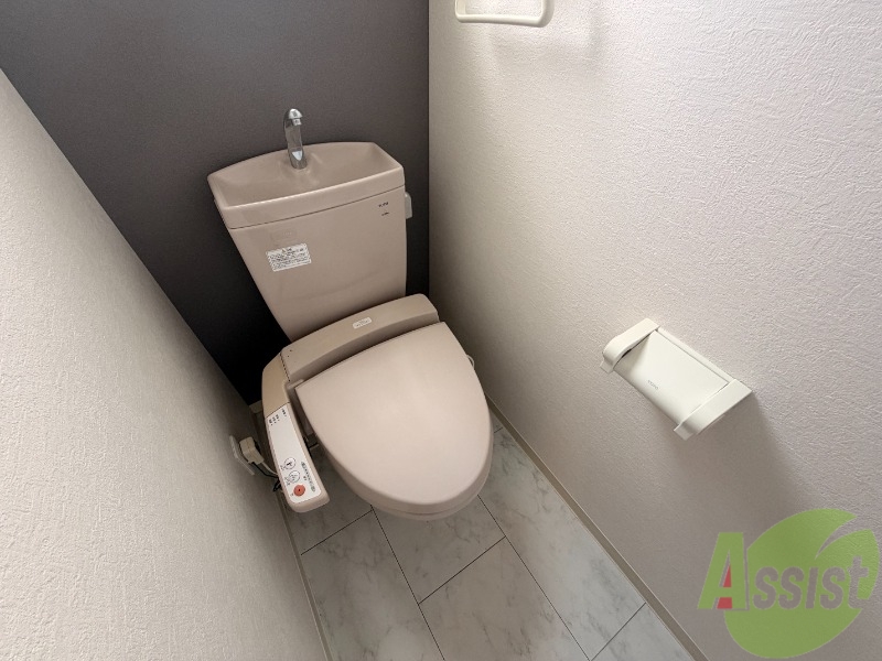トイレ　トイレは温水洗浄便座です。シンプルな雰囲気になっています。