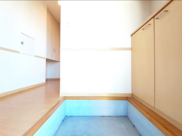 ＪＲ東海道本線 平塚駅 バス乗車時間：8分 最寄りバス停で下車 徒歩2分 2階建 築24年の玄関写真