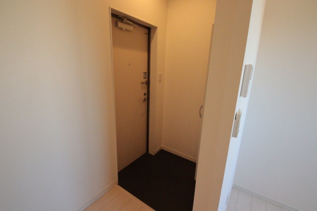 玄関　※同建物内別室の参考写真です