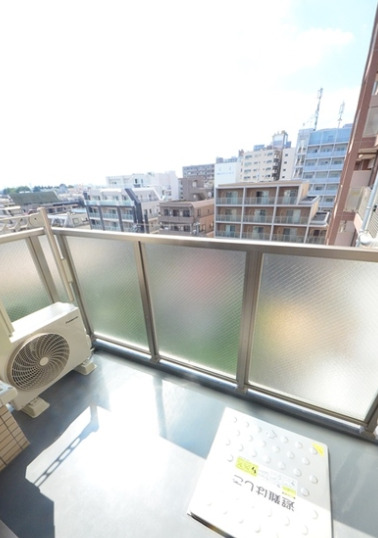 バルコニー　別部屋の画像を使用しております。