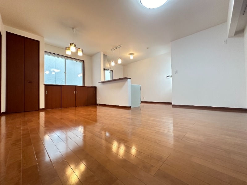 上ヶ原十番町戸建貸家の居間写真
