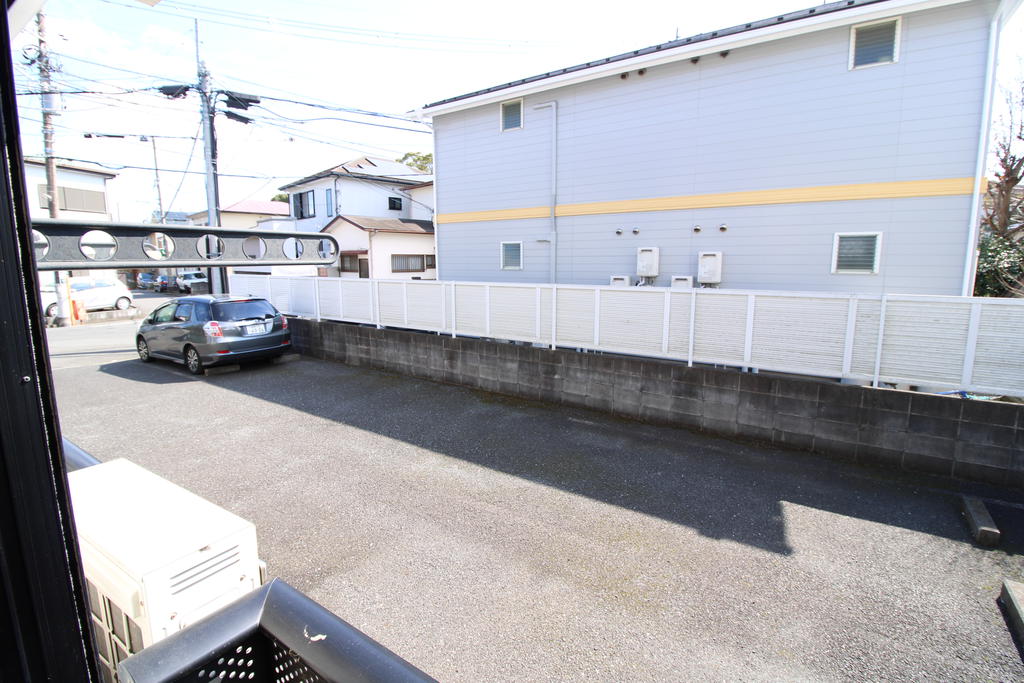 眺望　南面は駐車場の為、日当たりが保たれます！！