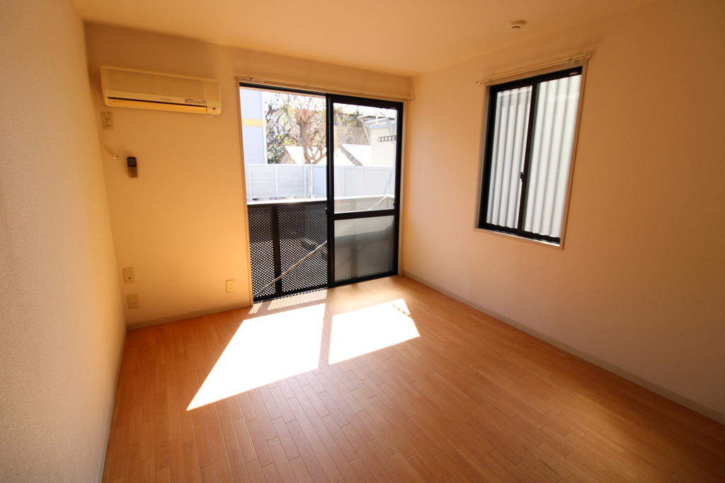 居室・リビング　角部屋2面採光の角部屋でエアコン完備！！