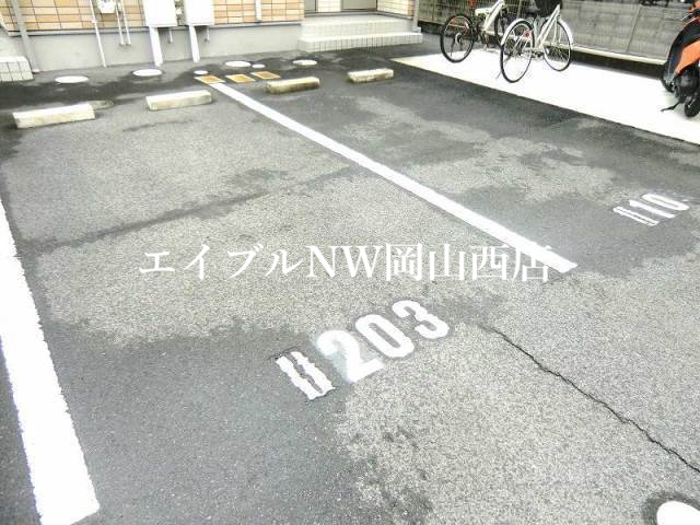 【岡山市北区横井上のアパートの駐車場】