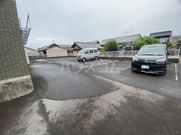 【西尾市中畑町のマンションの駐車場】