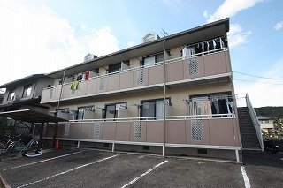 尾道市栗原町のアパートの建物外観