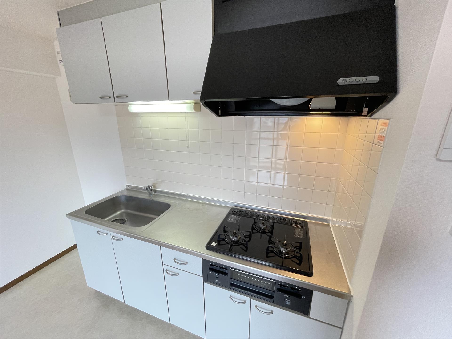 キッチン　）3口コンロ付きのシステムキッチン♪