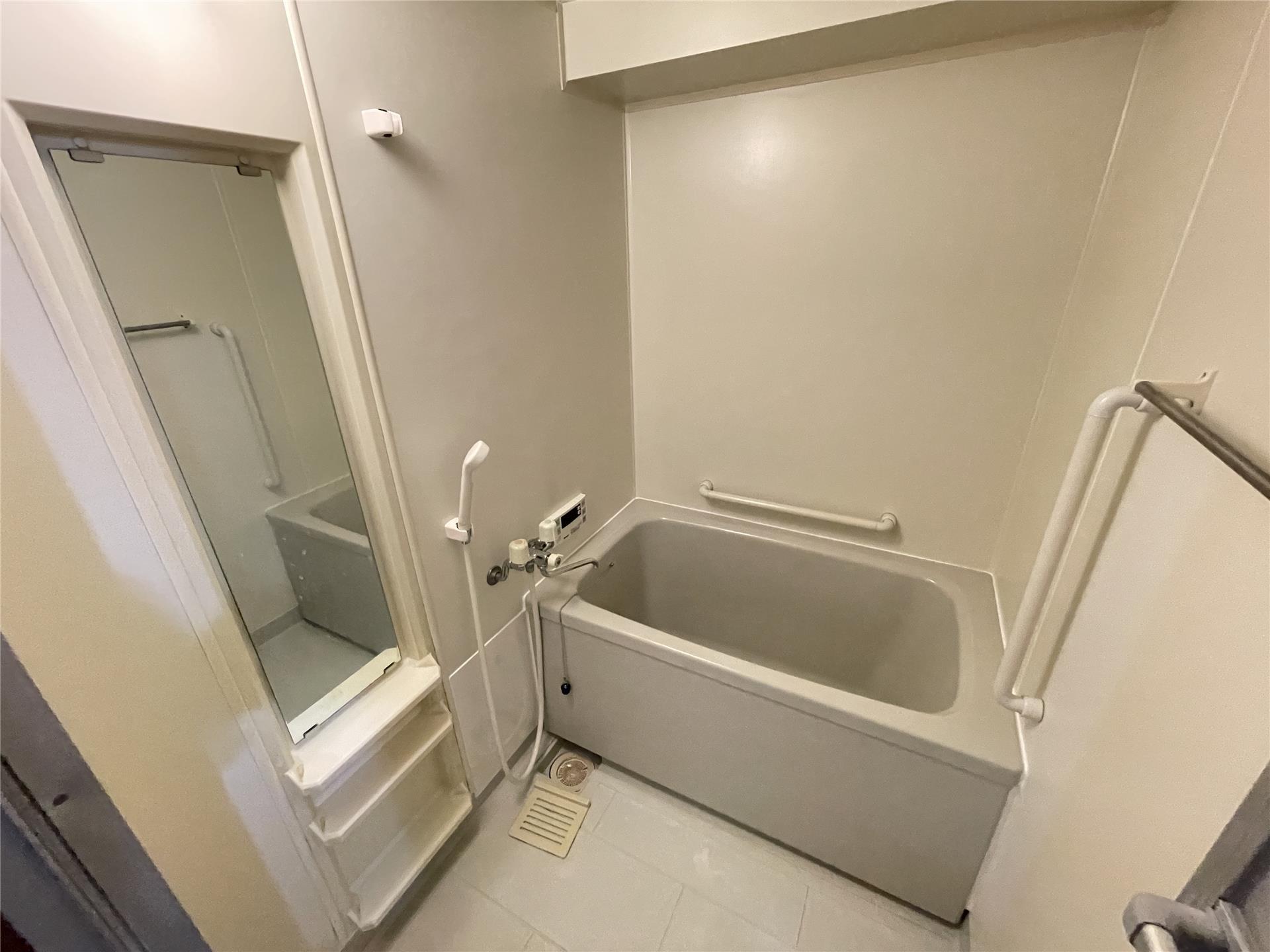 バス・シャワールーム　追い焚き付きのお風呂です♪